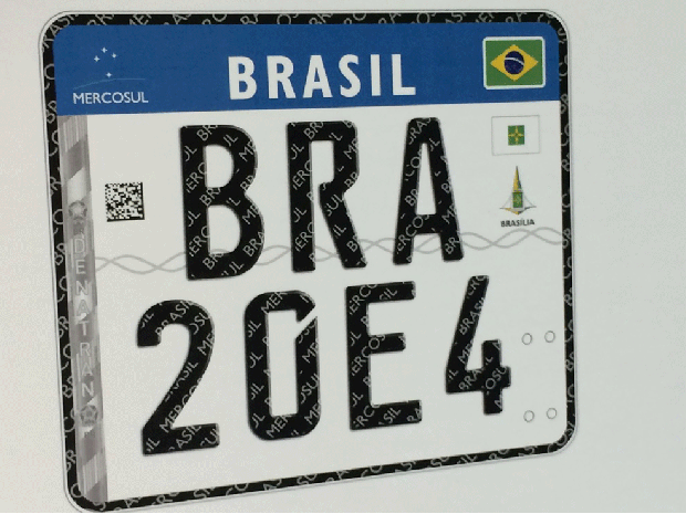 No lado direito da placa, ficarão as bandeiras do Brasil, do estado e do município de registro do veículo (Foto: Reprodução/Denatran)