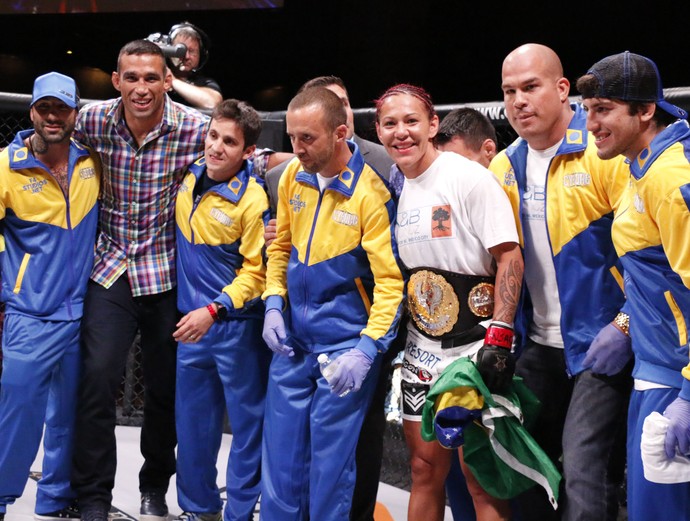 Cris Cyborg comemora vitória no Invicta FC 13 (Foto: Evelyn Rodrigues)