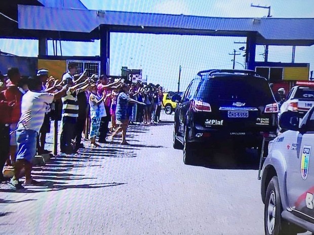 Comboio com o corpo de Montagner entra na área de serviços do aeroporto de Aracaju (Foto: Reprodução/TV Sergipe)