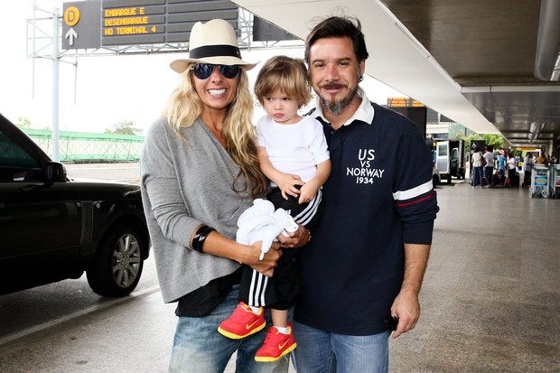 Adriane Galisteu embarca com família (Foto: Manuela Scarpa/Foto Rio News)