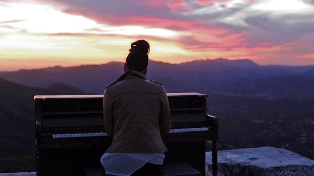 Piano intrigou visitantes após aparecer no alto das Montanhas de Santa Mônica (Foto: Michael Flotron/AP)
