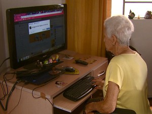 Aos 91 anos, Eny Capello mantém a mente ativa com a internet (Foto: Eder Ribeiro/EPTV)