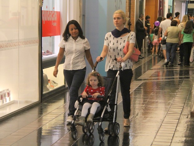 Letícia Spiller e a filha Stella em shopping no Rio (Foto: Daniel Delmiro/ Ag. News)