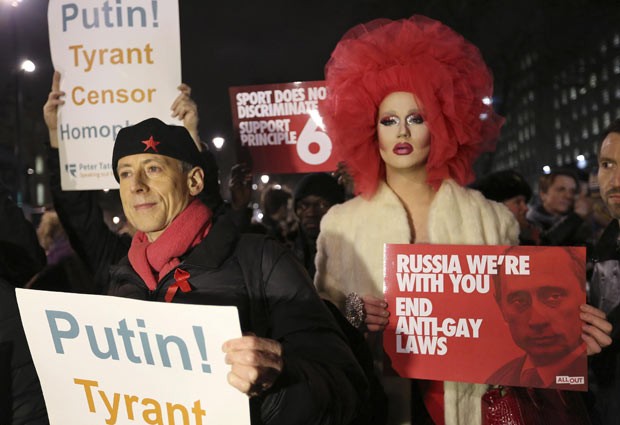 Ativistas protestam na noite desta quarta (5) em Londres contra a legislação anti-gay do presidente russo Vladimir Putin (Foto: AFP)