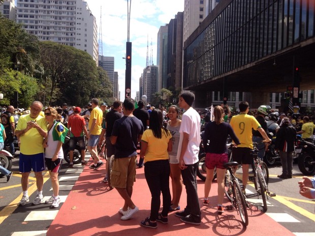 SÃO PAULO: Os manifestantes bloqueiam agora os dois sentidos da Avenida Paulista na altura do Masp. (Foto: Gabriela Gonçalves/G1)