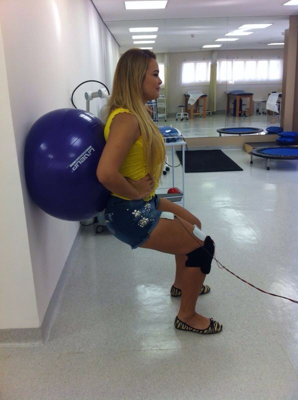Geisy Arruda fazendo fisioterapia (Foto: Divulgação)