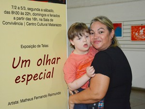 Matheus Fernandes Raimundo ao lado da mãe Sílvia Fernandes Raimundo (Foto: Olímpio Moura/Divulgação)