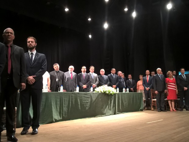 Airton Garcia e vereadores tomam posse no Teatro Municipal de São Carlos (Foto: Stefhanie Piovezan/G1) Airton Garcia e vereadores tomam posse no Teatro Municipal de São Carlos (Foto: Stefhanie Piovezan/G1)