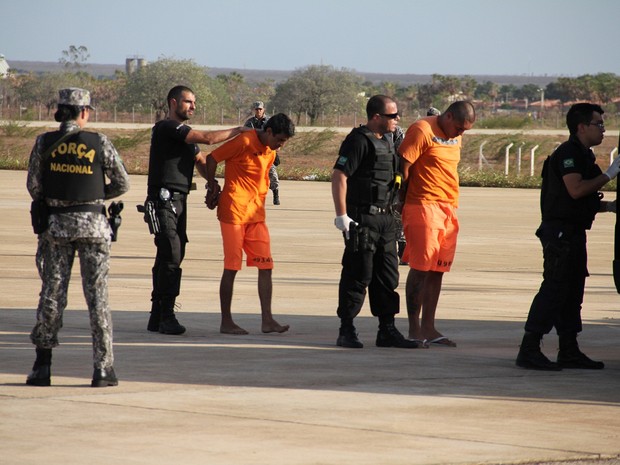 Presos do sistema penitenciário catarinense desembarcaram neste sábado (16) em Mossoró, no RN (Foto: Marcelino Neto)
