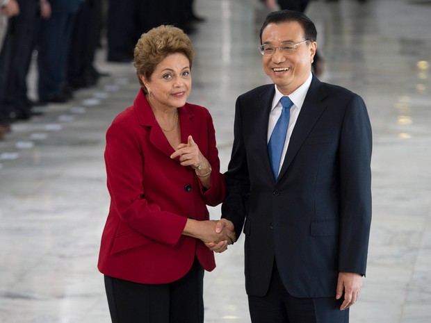 A presidente Dilma Rousseff recebe o primeiro-ministro da China, Li Keqiang, durante cerimônia oficial de boas-vindas no Palácio do Planalto, em Brasília (Foto: Marcelo Camargo/Agência Brasil)