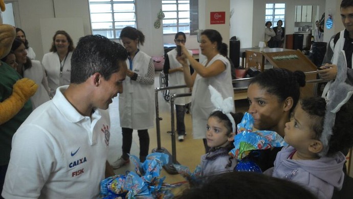 Jadson distribui ovos de Páscoa a crianças deficientes em São Paulo