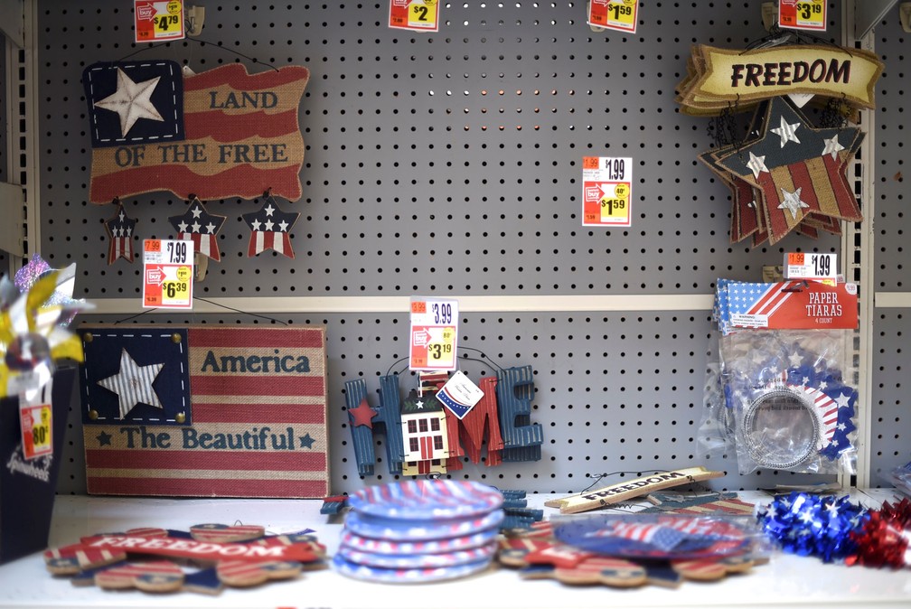 Decorações do Dia da Independência são vendidas em supermercado de Manchester, em Nova Jersey   (Foto: REUTERS/Mark Makela)