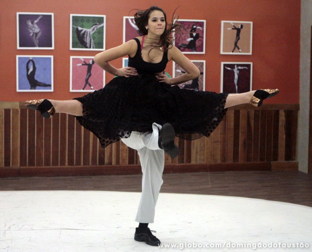 Bruna arrasa mostrando toda a sua flexibilidade (Foto: Domingão do Faustão / TV Globo)