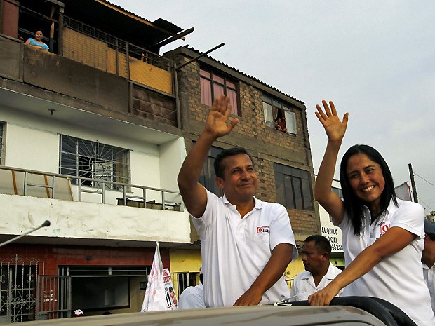 Candidatos presidencial do Peru, Ollanta Humala, e sua mulher, Nadine Heredia cumprimentam simpatizantes durante comício na cidade de Lima (Foto: Reuters)