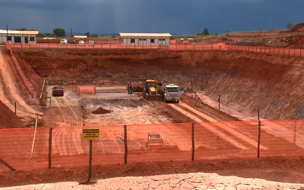 Obras para captação de água na hidrelétrica de Corumbá IV, em trecho entre Brasília e Goiás (Foto: TV Globo/Reprodução)