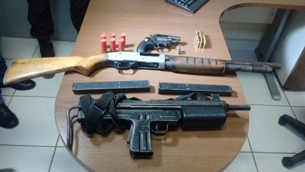 Polícia apreendeu armas e munição (Foto: Aline Nascimento/G1)
