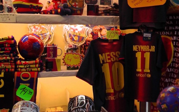 Camisas de Neymar e Messi em loja de Barcelona (Foto: Claudia Garcia)