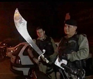 policiais encontram espada com suspeitos de assaltos (Foto: TV Verdes Mares/Reprodução)
