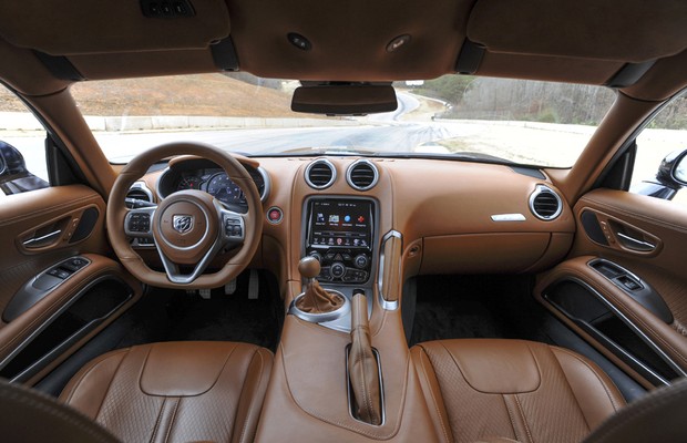 Interior do SRT Viper está mais sofisticado e traz mais tecnologia (Foto: SRT)