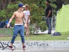 Justin Bieber anda de skate sem camisa e deixa cueca à mostra