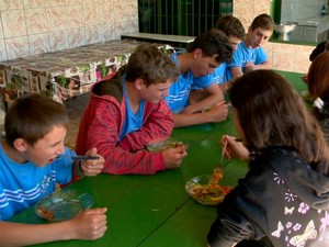 Na hora do recreio, alunos comem alimentos produzidos pela família (Foto: Reprodução/ TV Gazeta)