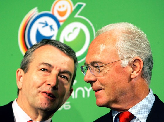 Franz Beckenbauer e Wolfgang Niersbach envolvidos em pagamento de propina à Fifa para que a Alemanha sediasse a Copa de 2006 (Foto: AP)