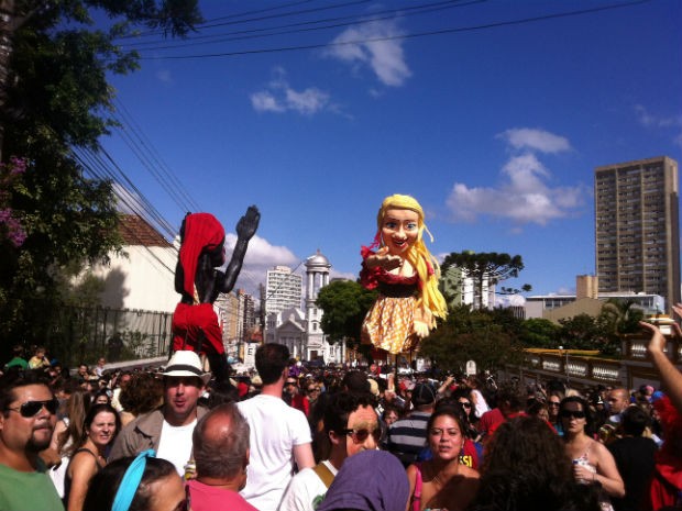 Desfile começou nas Ruínas São Francisco, às 16h (Foto: Bibiana Dionísio/ G1 PR)