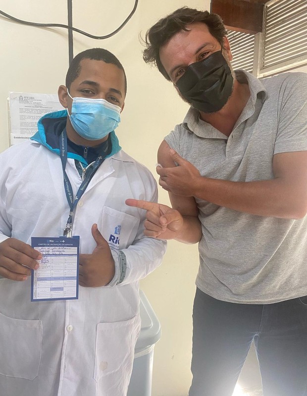 Rodrigo Lombardi é vacinado contra a Covid-19 (Foto: Reprodução/Instagram)