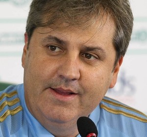 Kleina se nega a falar de interesse do rival por Kardec; escalação é dúvida