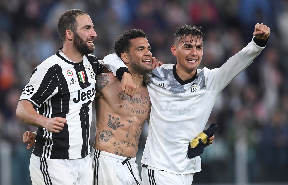 Higuaín, Daniel Alves e Dybala comemoram a classificação da Juve à final da Champions (Foto: REUTERS/Alberto Lingria )