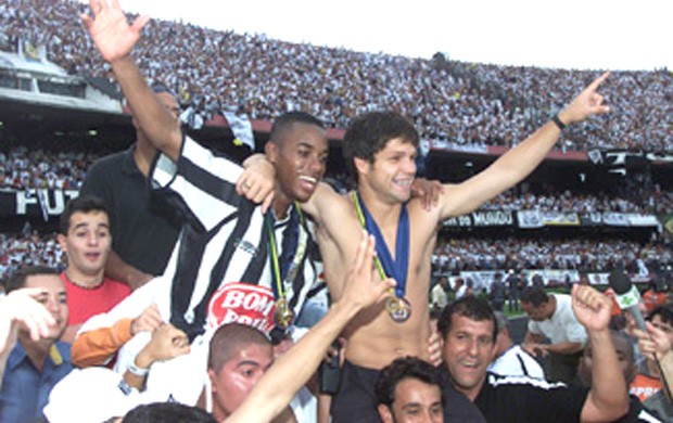 Robinho e Diego comemoração Santos campeão 2002 especial (Foto: Divulgação / Site Oficial do Santos)