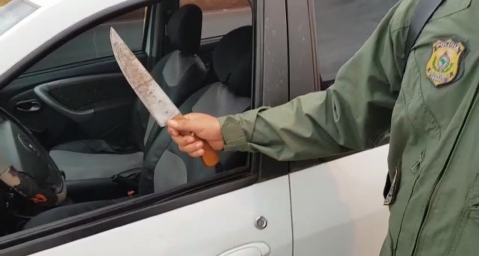 Policial mostra faca usada pelos adolescentes para ameaçar vítima (Foto: PRF/Divulgação)