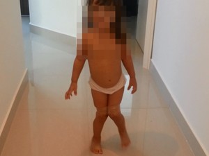 Criança aparece em vídeo andando com pernas amarradas por fita adesiva (Foto: Reprodução)