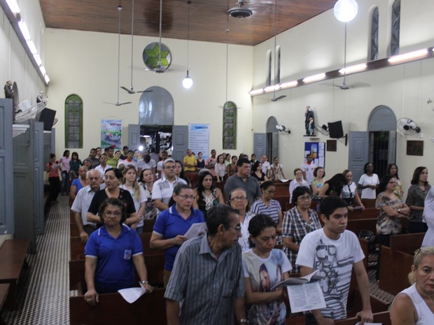 Família de Paulo Patrick promoveu missa pedindo a recuperação do estudante (Foto: Ellyo Teixeira/G1)