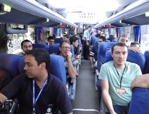 Jornalistas dentro de ônibus; apresentação Dedé (Foto: Marco Astoni / Globoesporte.com)