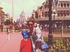 Filho de Antonelli se esconde em foto com a mãe na Disney
