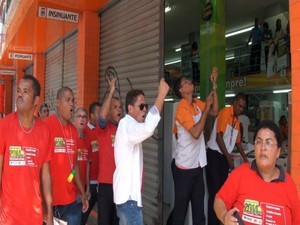 Vendedores fecham loja na Avenida Sete, em Salvador (Foto: Imagem/TV Bahia)