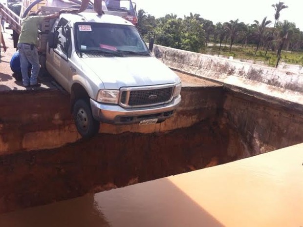 Por pouco um caminhão não foi engolido pela cratera, na TO-201, no norte do Tocantins (Foto: Airle Heringer Júnior/Arquivo Pessoal)