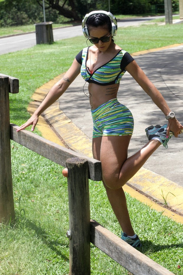 Dai Macedo, miss bumbum, se exercita em parque (Foto: Leo Franco / AgNews)