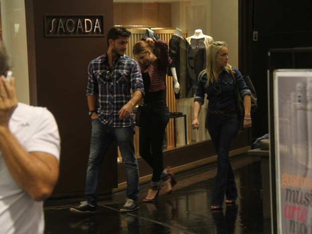 Marina Ruy Barbosa com o namorado, Klebber Toledo, e a mãe, Gioconda, em shopping no Rio (Foto: Daniel Delmiro/ Ag. News)