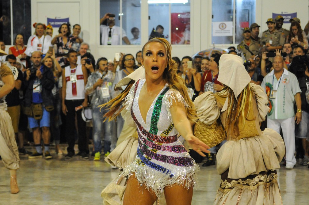 Ivete troca de figurino e incendeia plateia na Sapucaí (Foto: Alexandre Durão/G1)