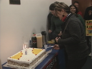 Professores cortam bolo para comemorar dois meses de greve na UFSM (Foto: Reprodução/RBS TV)