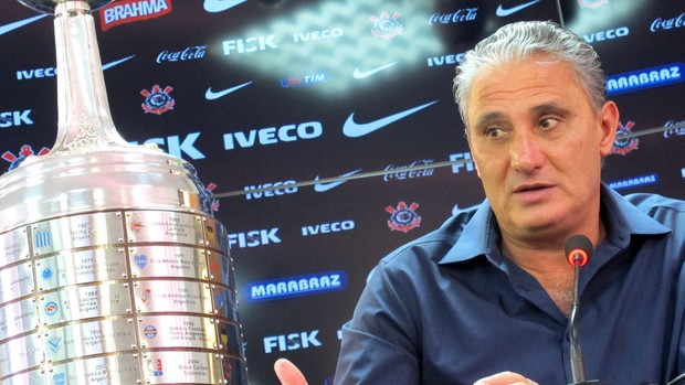 Tite e a taça (Foto: gustavo Serbonchini /Globoesporte.com)