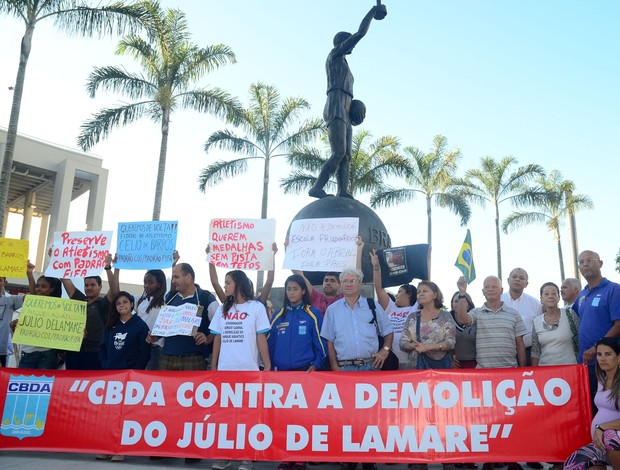 Coaracy Nunes Protesto Júlio Delamare CBDA (Foto: Adriano Ishibashi / Ag. Estado)