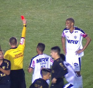 Léo Silva é expulso na partida contra o Figueirense (Foto: Reprodução/ TV Globo)