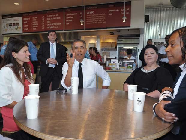 O presidente dos EUA, Barack Obama, almoça burritos acompanhado de funcionários, em um restaurante de comida mexicana em Washington. (Foto: Mandel Ngan / AFP Photo)