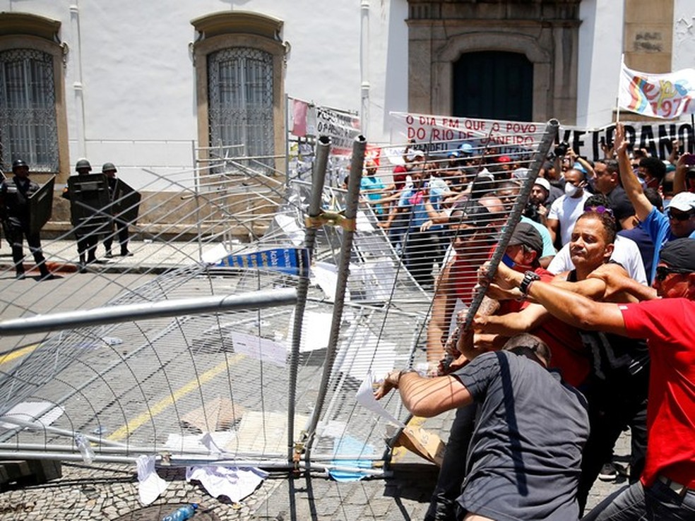 Discussão sobre pacote de austeridade continua nesta terça na Alerj (Foto: Ricardo Moraes/Reuters)