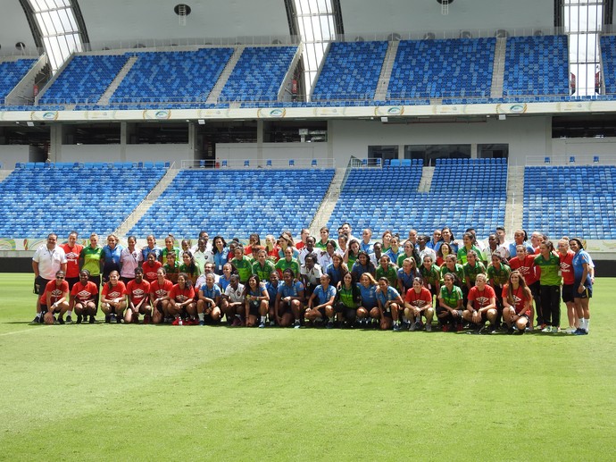 Todas as atletas se reúnem no meio do campo (Foto: Cíntia Barlem)