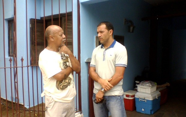 Iarley conversa com o amigo Paulo Melo na concentração do Cruzeiro-RS (Foto: Divulgação/Site Oficial do Cruzeiro-RS)