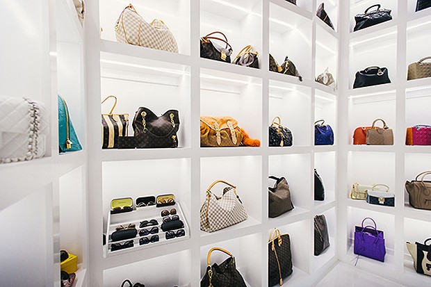 E mais algumas bolsas Louis Vuitton na coleção da americana (Foto: Chinh Phan/Neiman Marcus)